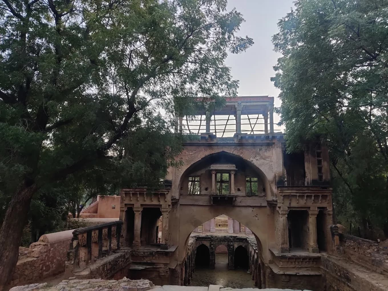 Mirza Alijan's Takhat and Baoli